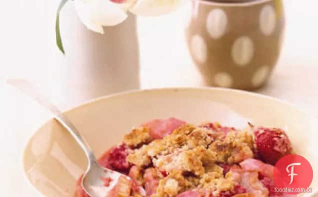 Compota de ruibarbo de morango com cobertura Matzo Streusel