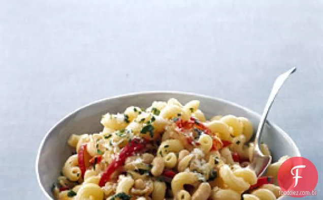 Cavatappi com feijão branco e cebola dourada