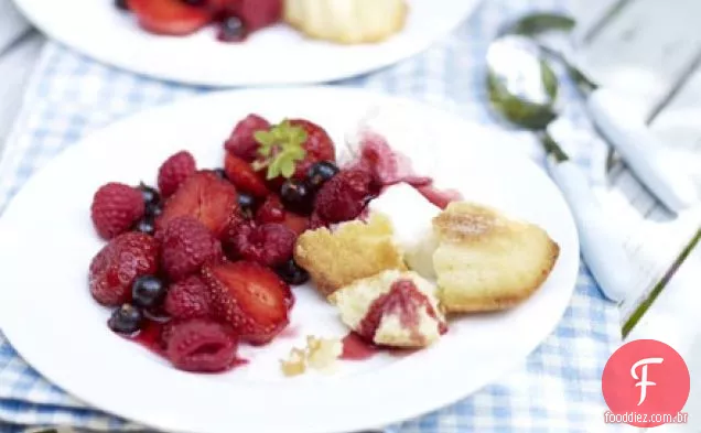 Bagas de verão com creme de vinho doce