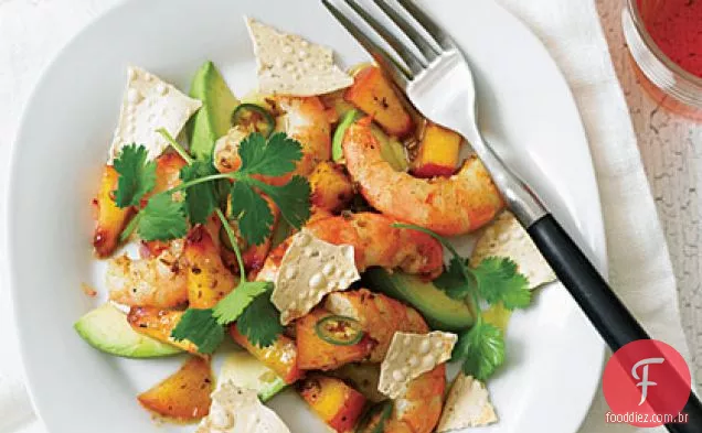 Salada de pêssego e camarão com curry
