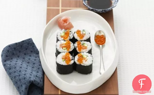 Salmão e pepino sushi rolls