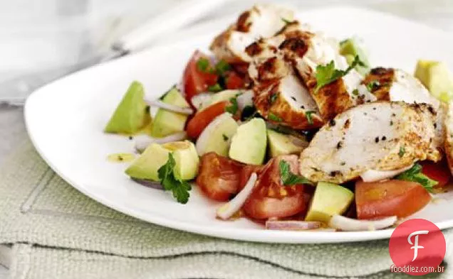 Peito de frango com salada de abacate