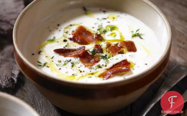 Sopa de aipo-rábano, pancetta e tomilho