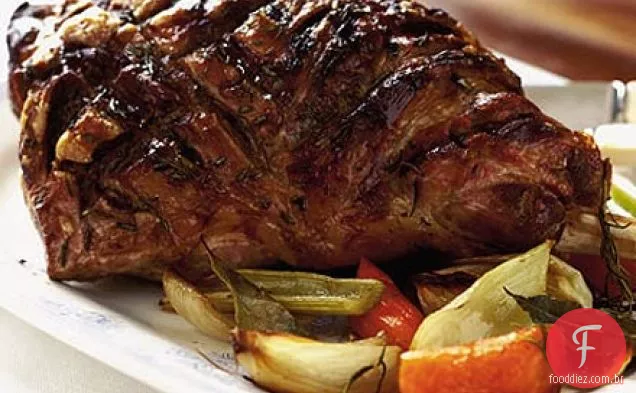 Cordeiro assado com vinho rosé e laranjas
