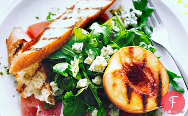 Salada de pêssego grelhada com molho de alecrim