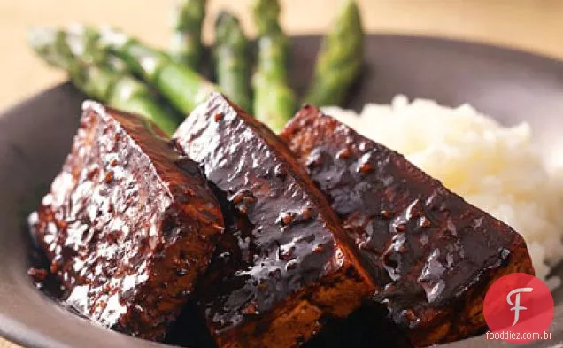 Tofu marinado com arroz pegajoso e aspargos