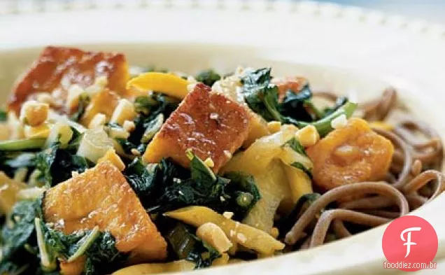 Tofu frito e verduras da Primavera Com Molho De Amendoim