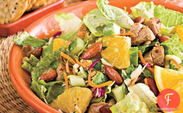 Salada picada de porco e laranja picante