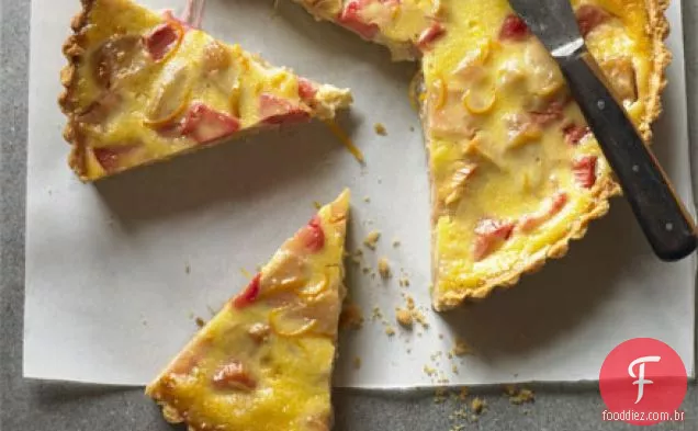 Torta de maçã, ruibarbo e creme