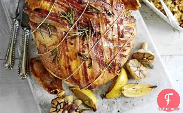 Coroa de peru com alho assado e pancetta