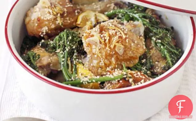 Frango assado com limão, brócolis e gergelim