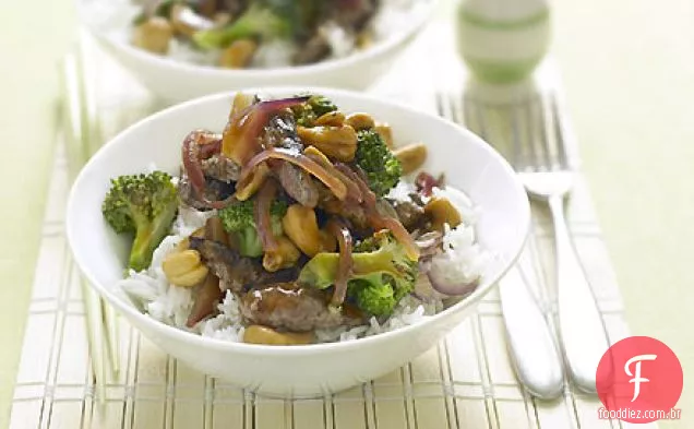 Carne frita com cajus e brócolis