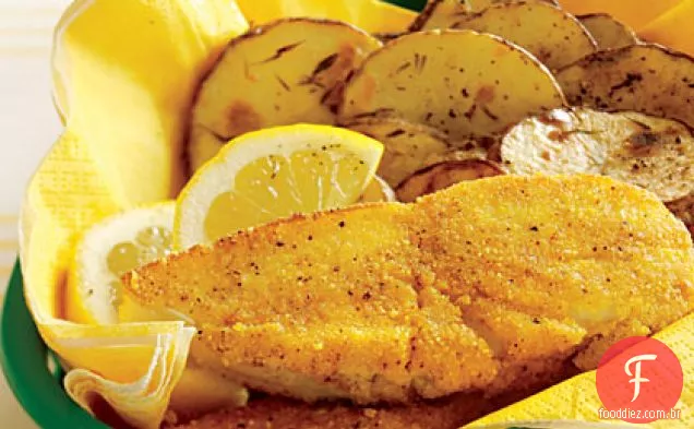 Peixe frito no forno e batatas fritas