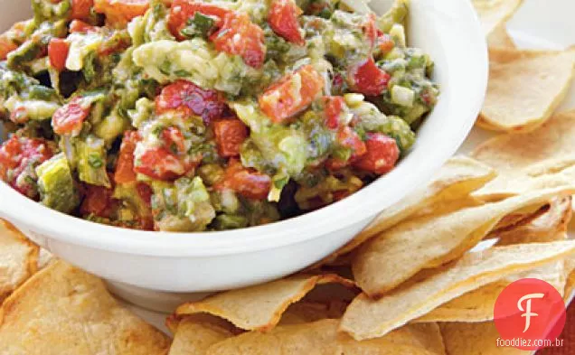 Alho assado, Poblano e Guacamole de pimenta vermelha com tortilla chips caseiros
