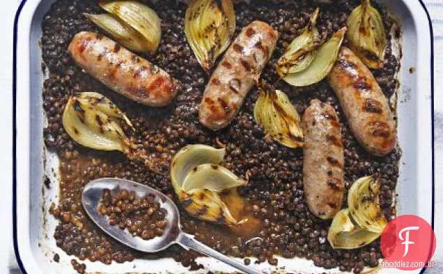 Salsicha e lentilha traybake
