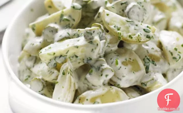 Batatas novas com cornichons e creme