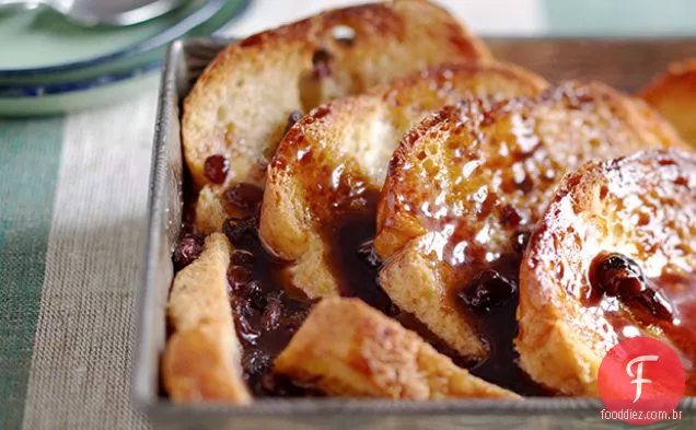Pudim de pão e manteiga favorito com molho de Bourbon