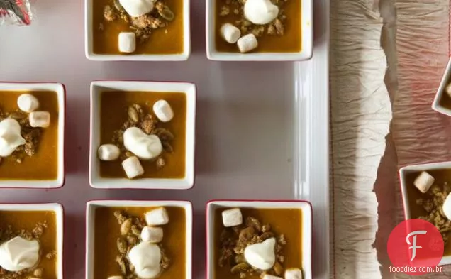 Sopa de torta de abóbora saborosa com Marshmallows de canela, Pepita Streusel e creme batido Fraîche