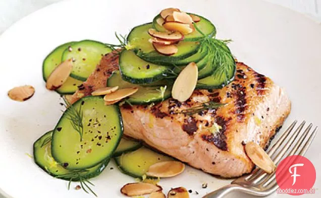 Salada de salmão grelhado e abobrinha de Michael Symon