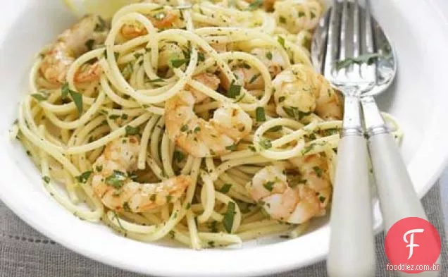 Espaguete de limão e salsa