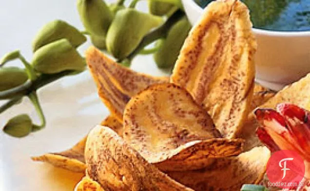 Batatas fritas de banana com molho quente de coentro