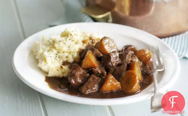 Carne e stout guisado com cenouras