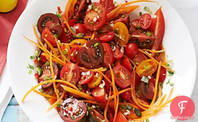 Salada de tomate e cenoura no final do verão