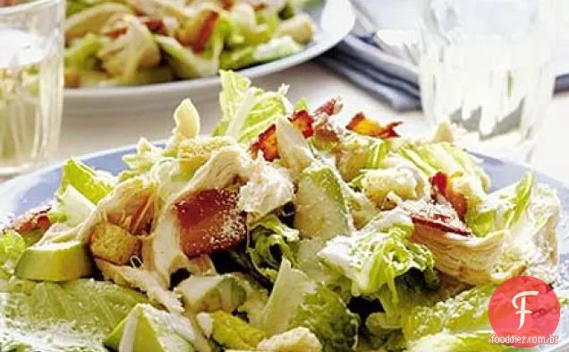 Frango e bacon Caesar salad