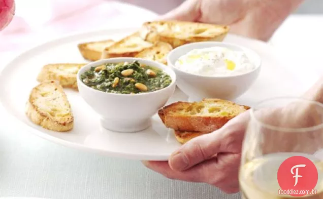 Torradas de ricota com salsa de rúcula e pinhão