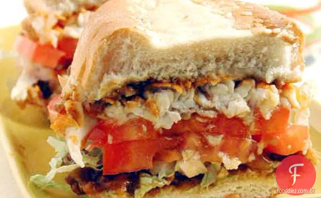 Peixe-gato Po'Boy com molho de amendoim Hoisin