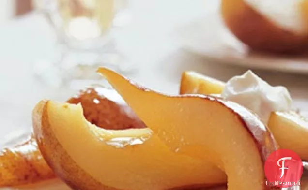 Peras assadas com mel com creme de iogurte doce