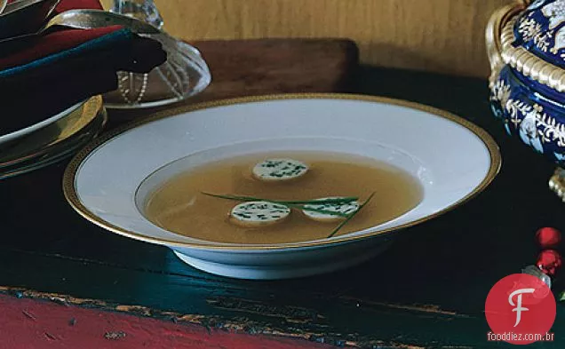 Caldo de galinha temperado com cebolinha