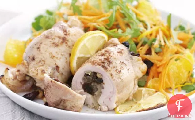 Frango marroquino com salada de cenoura e laranja