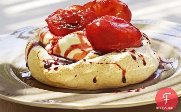 Merengues de açúcar mascavo com ameixas de vinho tinto