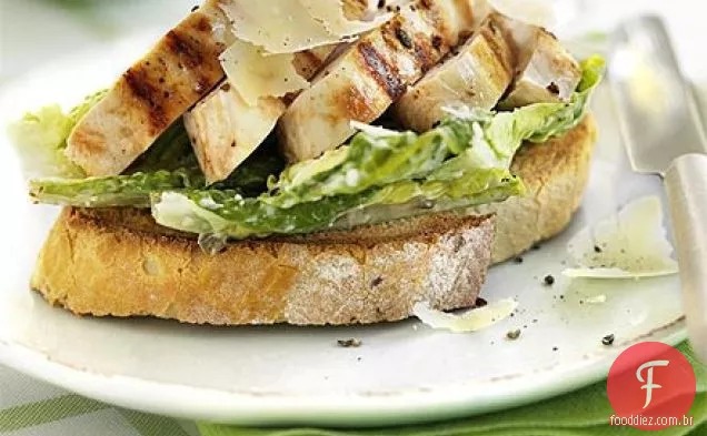 Sanduíche Caesar de frango aberto