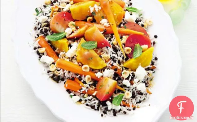 Salada de arroz com lentilha com molho de beterraba e feta
