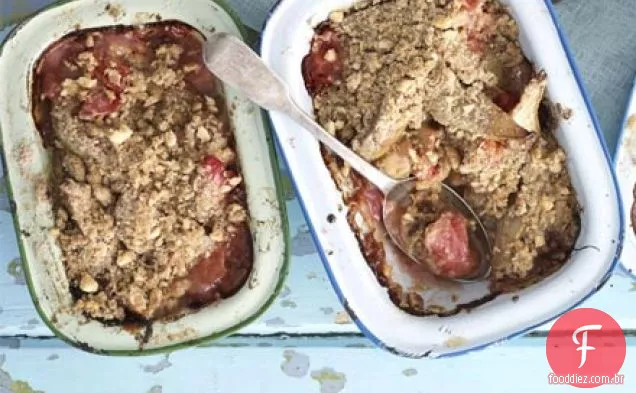 Ruibarbo, pêra e avelã desmorona