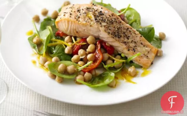 Salmão com grão de bico quente, pimenta e salada de espinafre