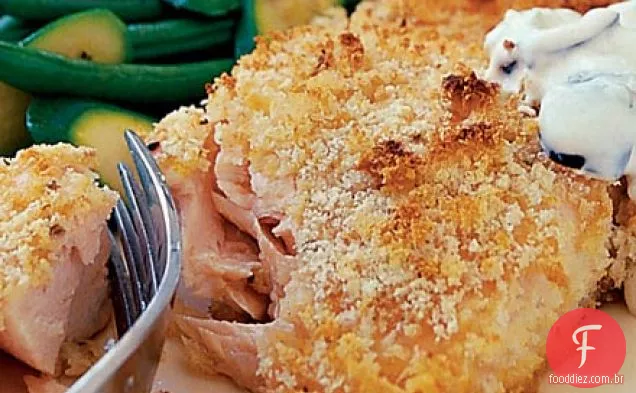 Salmão com crosta de limão com Herby batatas novas e feijão verde