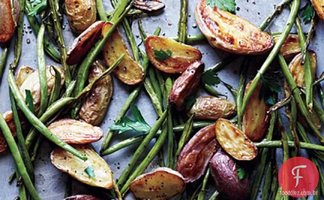 Batatas assadas e feijão verde