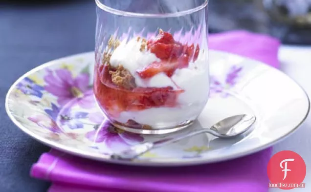 Iogurte parfaits com morangos esmagados e amaretti