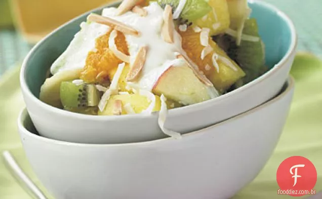 Salada de frutas com molho de mel e iogurte