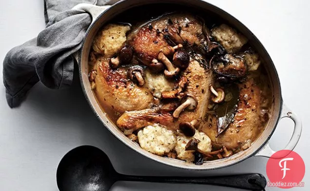 Frango e bolinhos com cogumelos