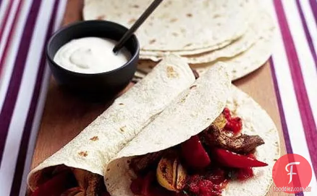 Envoltórios mexicanos com salsa simples