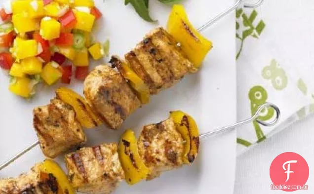 Kebabs de frango Jerk com salsa de Manga