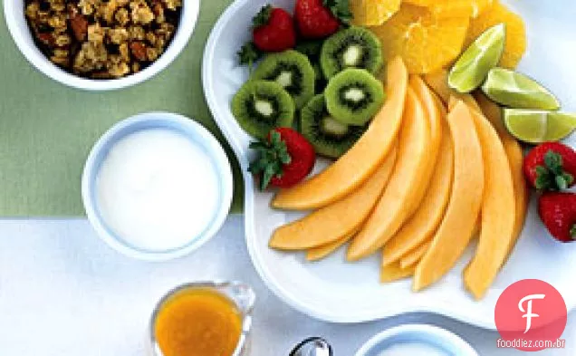Prato de frutas frescas com molho de gengibre e manga