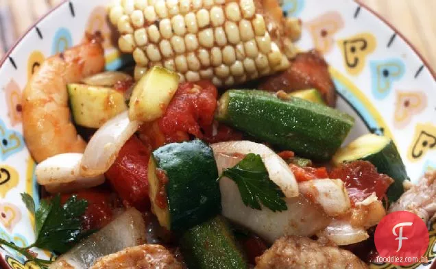 Cajun inspirado Grill com legumes de Verão, camarão, salsicha e bagre