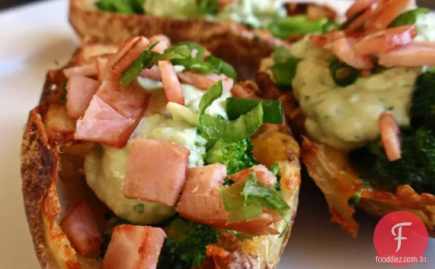 Peles De Batata Com Brócolis E Cheddar Com Creme De Abacate
