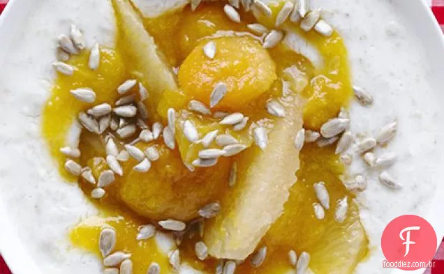 Mingau de iogurte cremoso com cobertura de damasco, gengibre e toranja