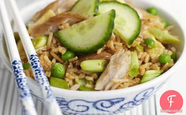 Arroz frito indonésio com cavala
